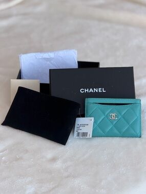 CHANEL Teal Quilted Card Holder with White Gold-tone  CC Detail